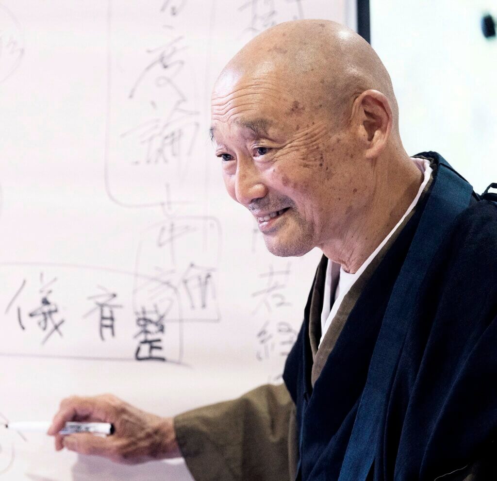 Maître Kishigami Kojun enseigne le Dharma du Bouddha