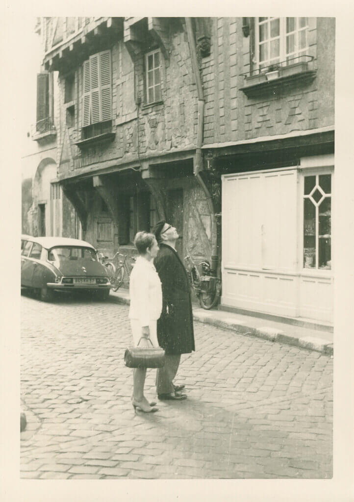 Maître Deshimaru dans les rues de Tours en 1967, place Plumereau.