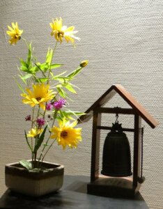 regarder un Bouquet de fleur IKEBANA et une cloche japonaise Bonsho sur l'autel du zen dojo de Tours apaise l'esprit et prépare la méditation 